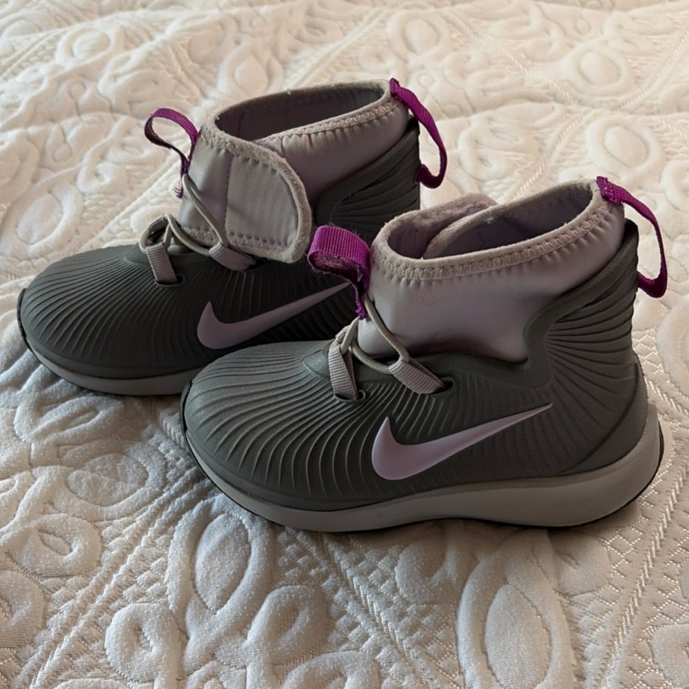 Nike‎ girls Binzie rain boot Gray Purple US 9C